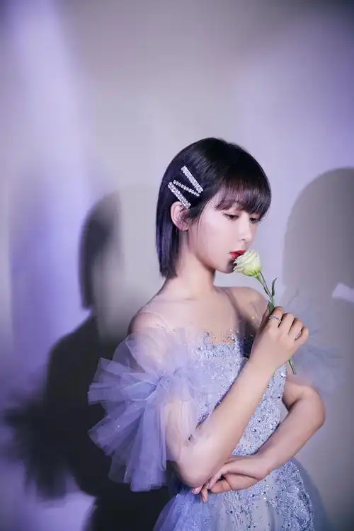 原创杨紫短发美出新高度花朵发卡柔美清纯跨年造型似白雪公主