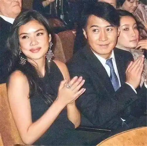 时尚总结:不管是乐基儿还是黎明现任妻子阿wing,她们在色彩运用上通常