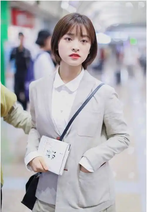 沈月白衬衣加西服160的小个子身高尽显可爱粉嫩的青春气息