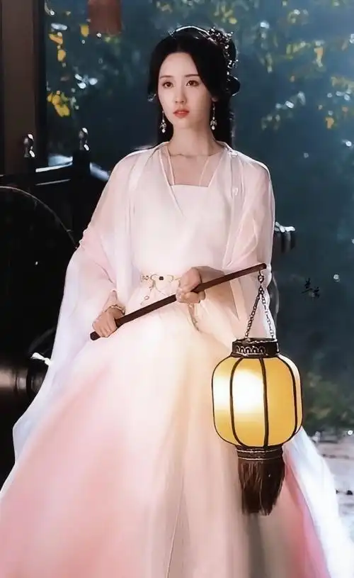 当红小白花陈都灵29岁生日,《长月烬明》剧照美如画,不愧是天选古人!