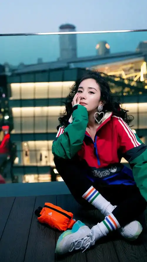 杨幂运动风甜酷手机壁纸