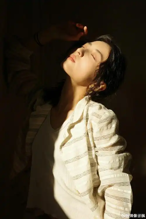 张子枫晒光影随拍##张子枫红色工装裙