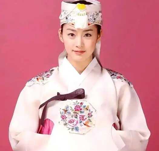 金泰熙在韩国以及亚洲地区,可谓是家喻户晓的明星,不仅人美,家世背景