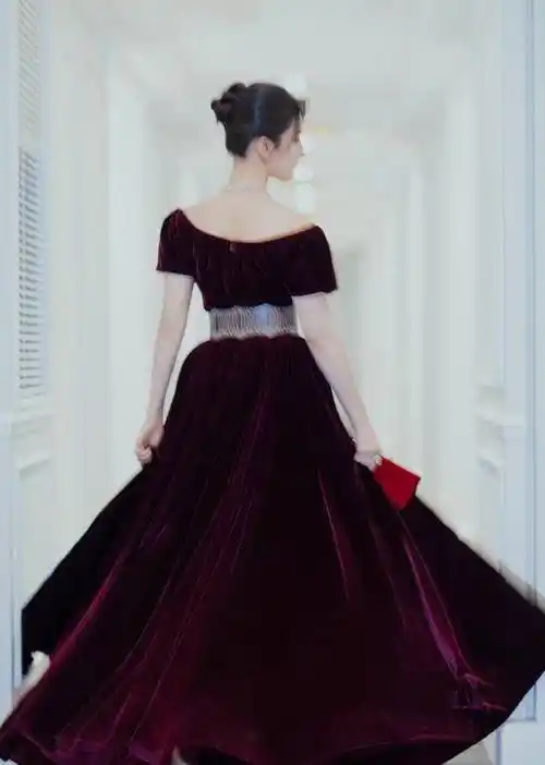 很少看见刘亦菲穿黑色礼服了,实际上她穿这个颜色也是很吸睛的.