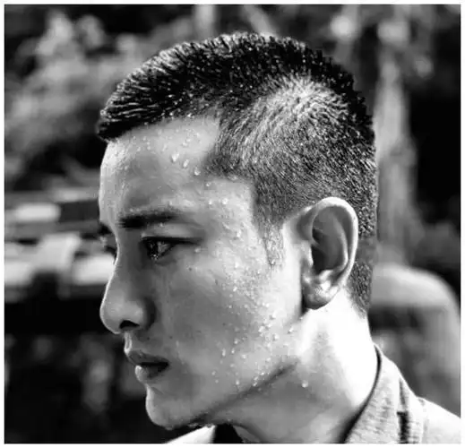 贾乃亮锅盖头最新剧照曝光短寸发型精神十足