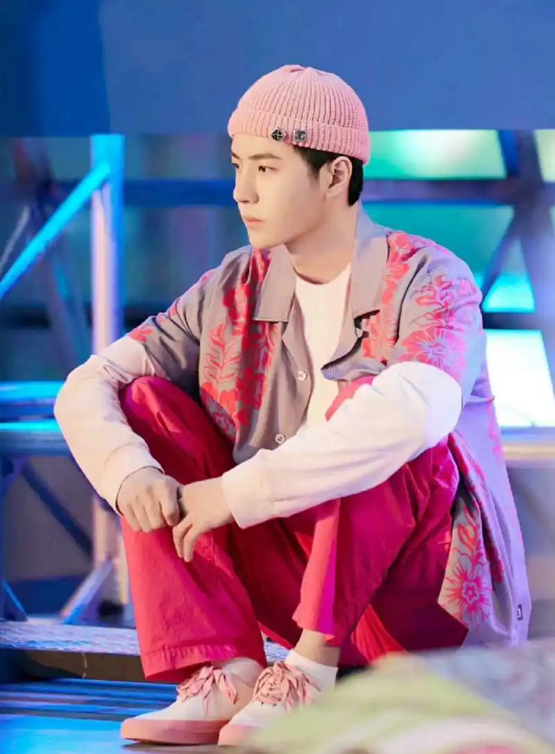 为什么王一博那么喜欢戴帽子,脑袋却很圆