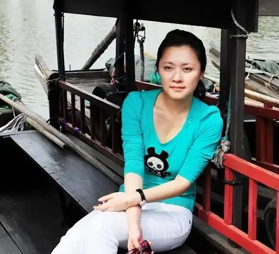 央视主播紫凝生活节俭贷款买车43岁单身生活质量高