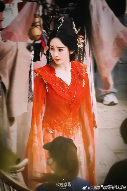 女明星的红衣古装造型,赵丽颖绝美,彭小苒惊艳,杨幂才是最合适_经典
