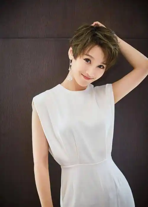 吴京的妻子谢楠气质很高级,穿纯白套装又帅又美,好潇洒_白色_服装