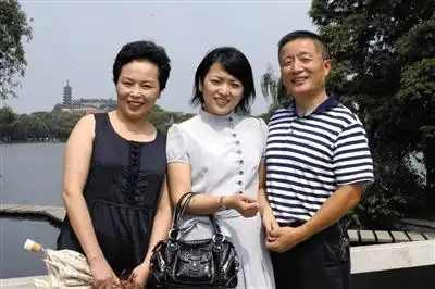 2007年,华华结婚后的第一年,与父母在金山塔影湖旁合影.