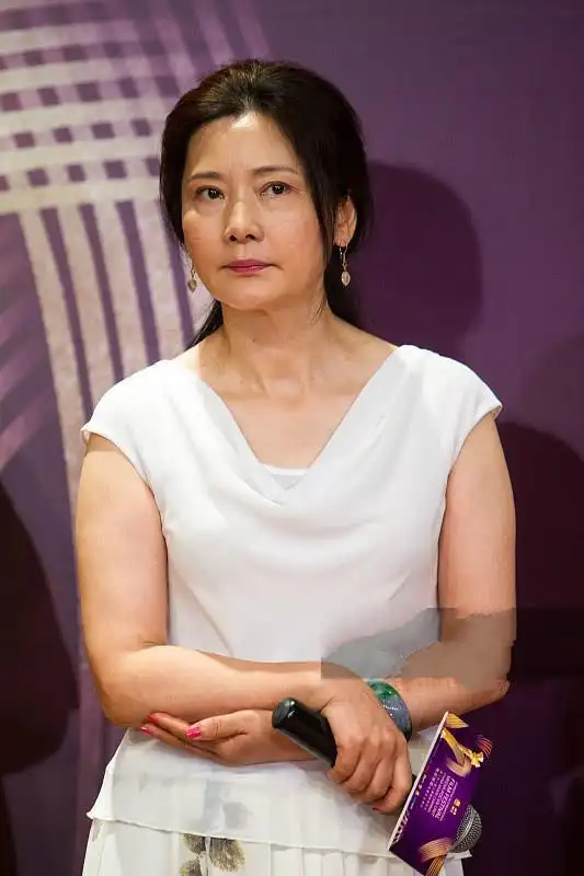 55岁何赛飞素颜照比63岁刘晓庆还老?网友:这才是没打针的脸