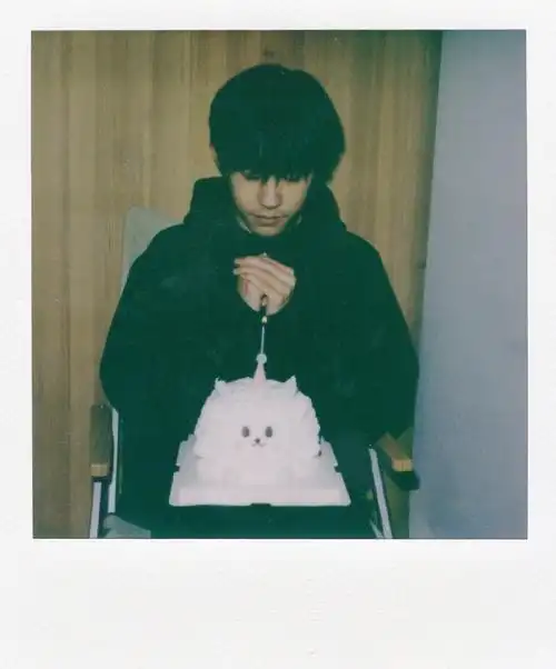 易烊千玺22岁评论区##易烊千玺更新拍立得自拍