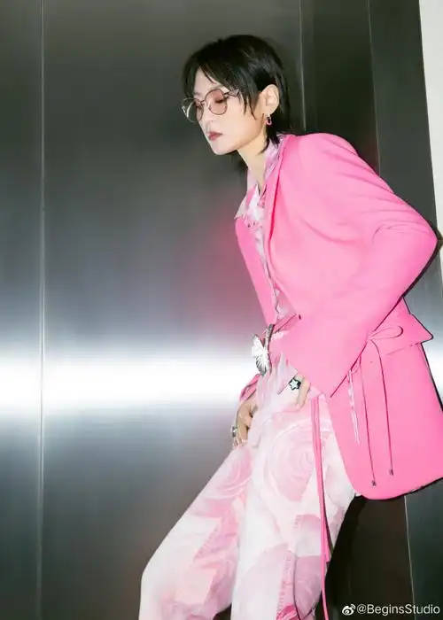 组图周笔畅声生不息造型大片释出粉西装套装甜酷十足