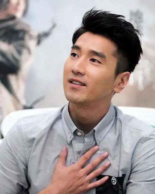 2009年,赵又廷兴高采烈地带女友张钧甯回家见父母,赵父却说