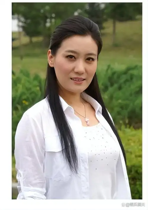 再后来的日子里,谭晶接连参加比赛,凭借自己的优美的歌声和年轻貌美的