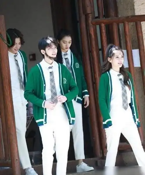 除了蔡徐坤和黄明昊两位帅哥担当之外,关晓彤和杨颖两位女神同框也是