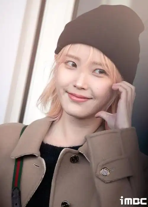 iu新造型曝光!机场照公开粉金色头发超级仙,亲口认:回归快来了