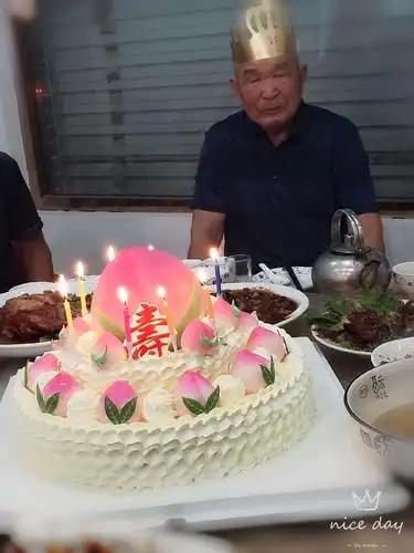 全家老少40余人,相聚在十里川香饭店,为老爷子隆重举行八十岁生日庆典