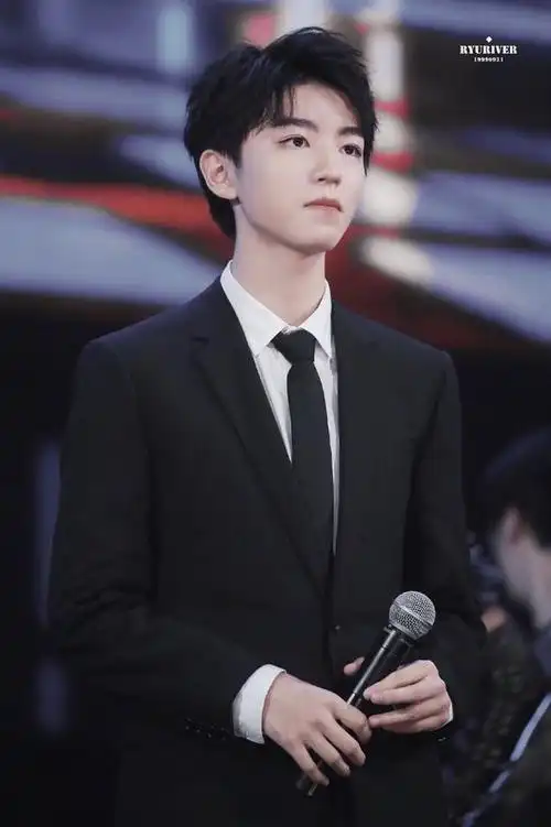 tfboys新闻190918王俊凯绝美领带杀温柔与霸道满分融合