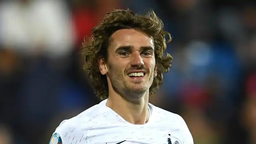 官方巴塞罗那以12亿欧元从马德里竞技签下格里兹曼