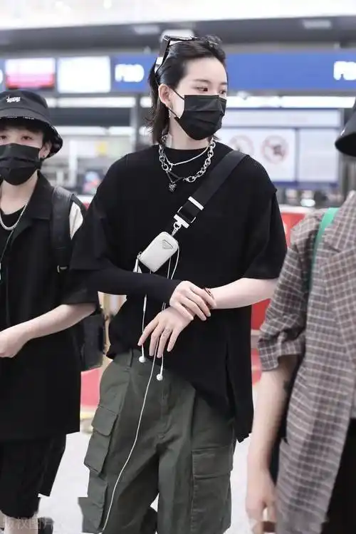 陆柯燃现身北京机场黑色t恤搭军绿色工装裤酷飒帅气