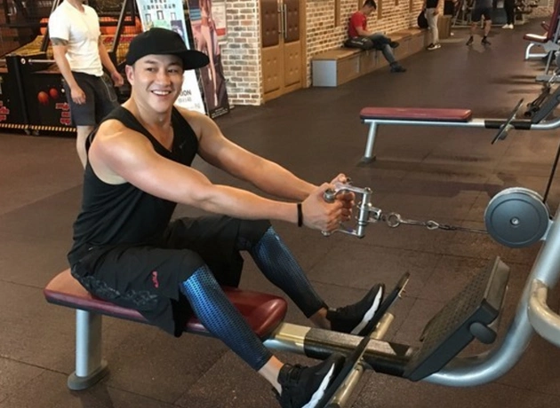 何润东健身房秀肌肉自曝娇妻更爱肉肉的自己