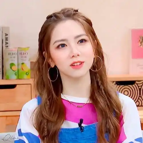 看惯了邓紫棋的浓妆造型,如今看到这素颜淡妆的脸,一时间,竟然认不