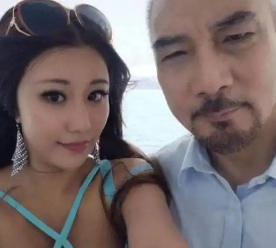 徐少强雪梨为他未婚生子55岁娶娇妻头发花白仍为幼子拼命