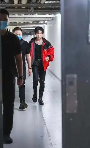 易烊千玺是锁骨精吗?穿直男背心配五金链,网友:男人味十足