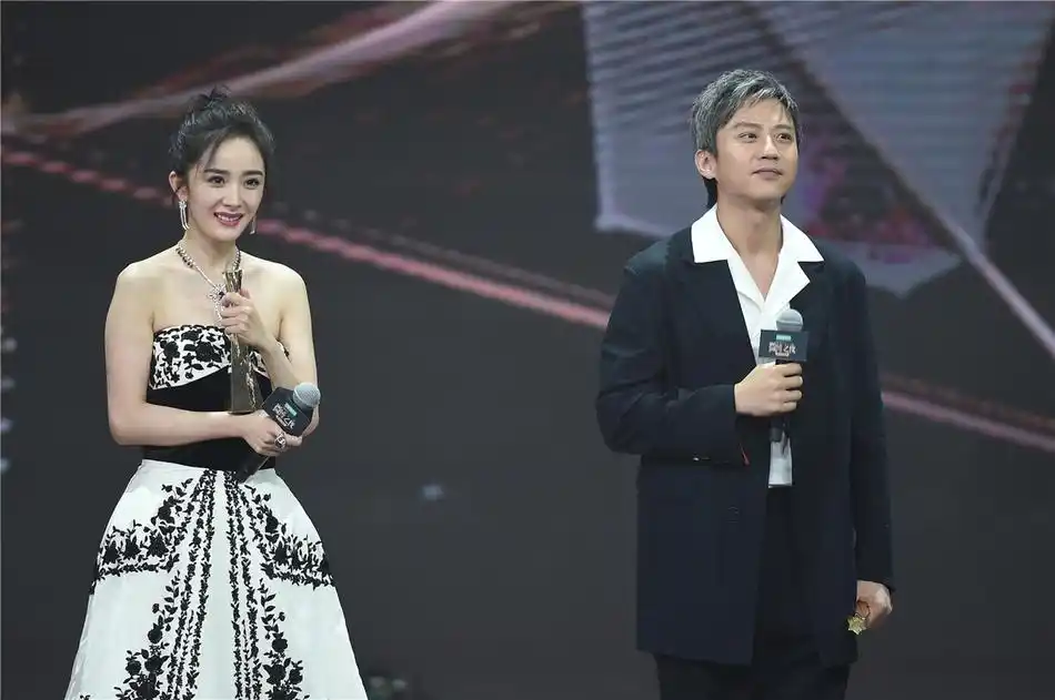 组图:2017新浪微博之夜现场 邓超杨幂分获king&queen荣誉_高清图集