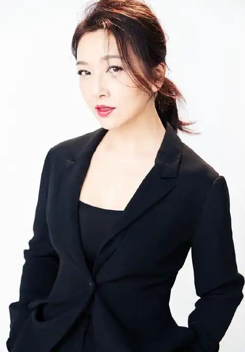 51岁江珊真年轻身穿西服套装气场十足气质不输90后小花旦