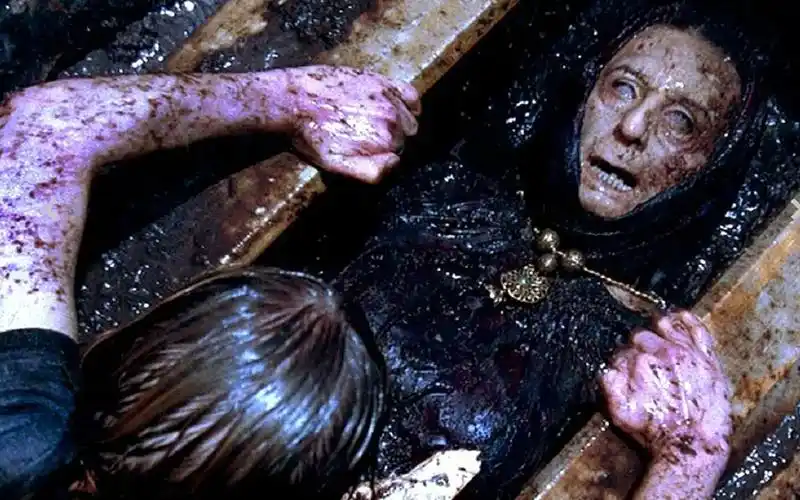 美女职员只因拒绝老巫婆要求,反被诅咒下地狱,善恶标准到底该怎麽衡量