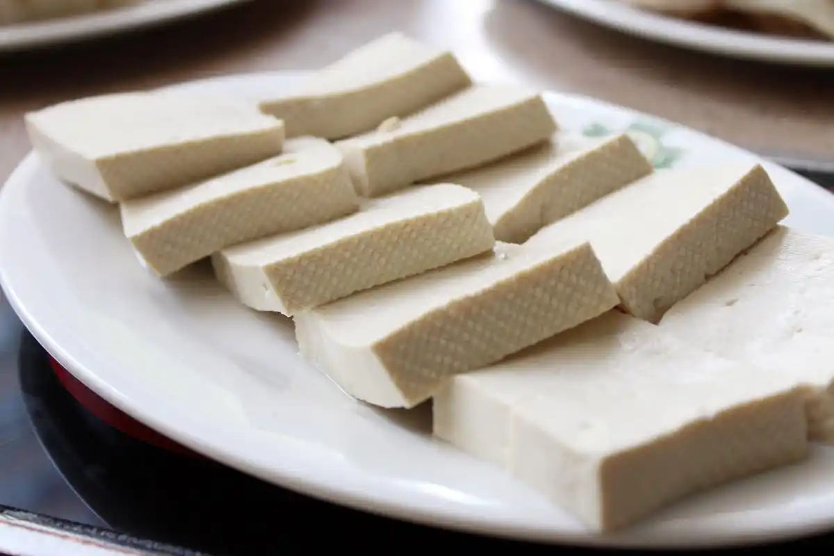 年纪轻轻都快秃头了学会这些防脱技巧让你重新拥有浓密秀发