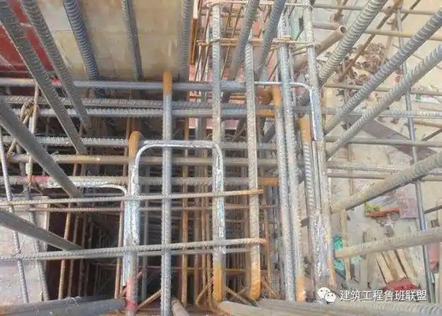 均压环03钢筋逐层串联焊接至顶层女儿墙,将引下线的上端与避雷带接通.