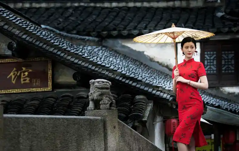 《古镇旗袍》拍摄于上海新场古镇