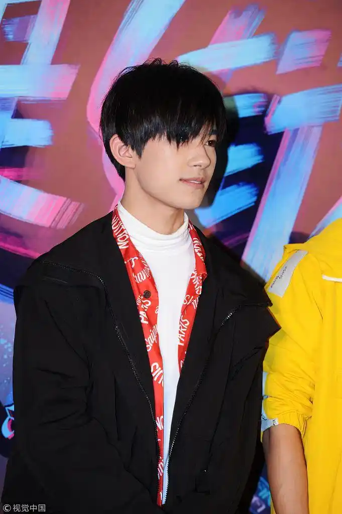 易烊千玺刘海遮眼新发型上热搜 被赞漫画里走出来的王子_新浪看点