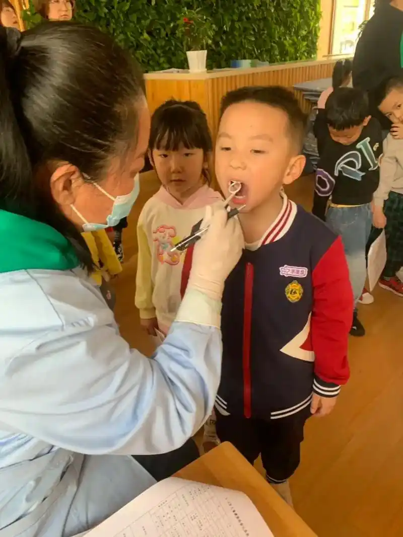 体检搞怪图,有点意思.后面的女生笑的挺甜90#记录幼儿园生活 - 抖音