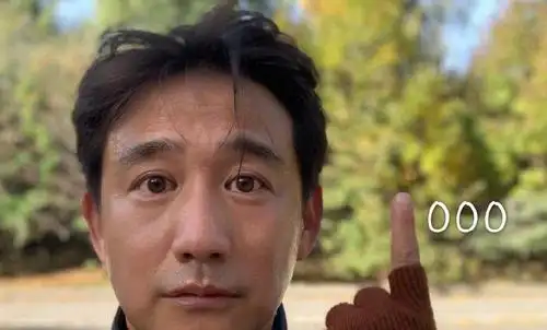 不过黄磊现在的身材,相比于之前还是瘦了蛮多的,侧脸恢复了一些年轻