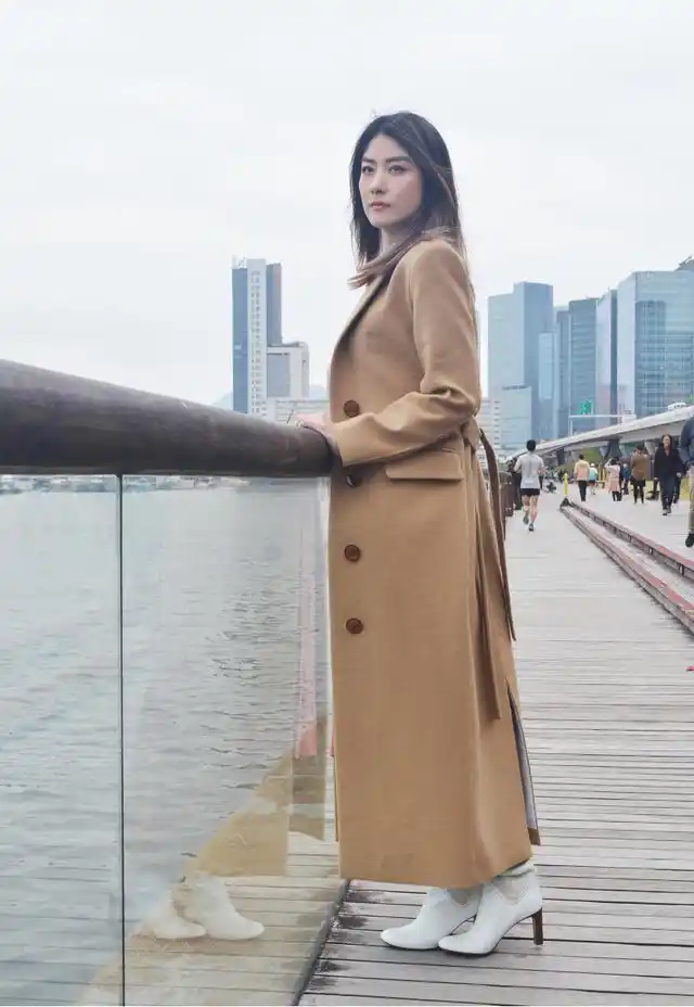 秋冬流行大衣配连衣裙,学陈慧琳这样穿搭造型,显瘦,显高又优雅