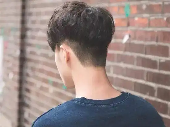 男生两边掏空发型超级帅难怪这么多人剪