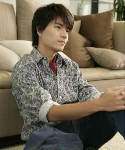 起初他的演唱事业并不顺利后来因参演《恶魔在身边》获得港台以及内地