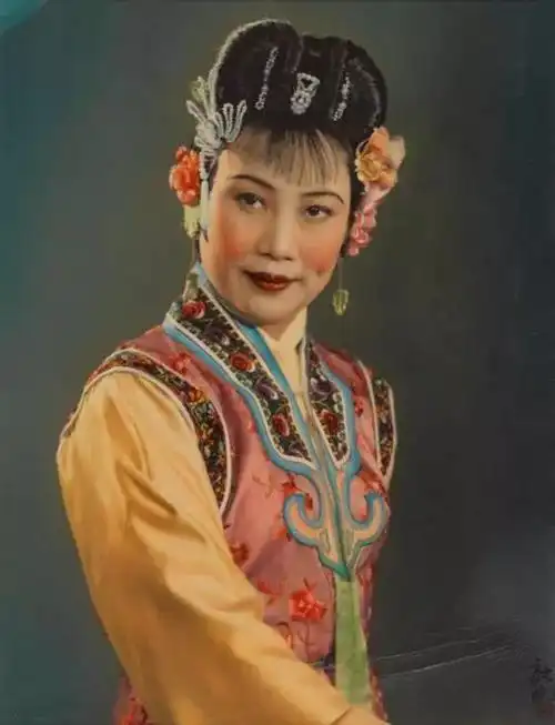 电影改编自京剧《锁灵囊》,是中国最早的彩色电影之一电影《孔雀东南