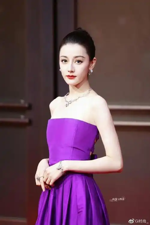 迪丽热巴为粉丝长脸蝴蝶骨真的很好看紫色抹胸长裙精致有范儿