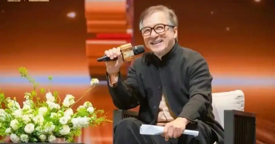 69岁成龙活动状态引热议!满头白发,皱纹横生,眼神无光显沧桑_腾讯新闻