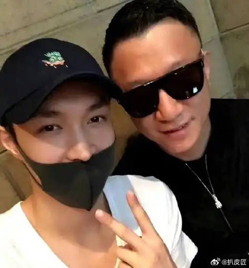 张艺兴发博祝孙红雷生日快乐