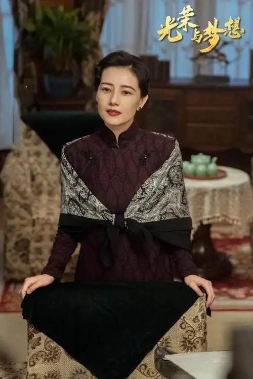 02 李小冉穿搭解读:穿搭小知识:蕾丝袖边旗袍优点:温婉柔美对于纯色