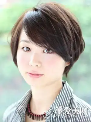 show发时刻 正文      这是一款非常小清新的女生碎发发型,斜刘海和