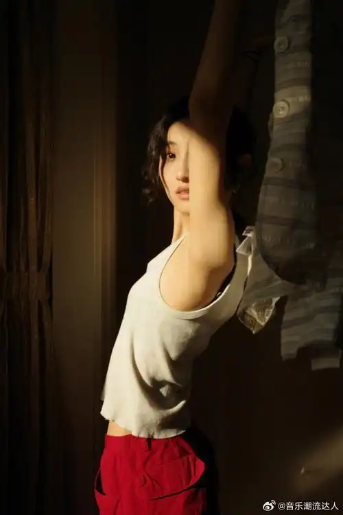 张子枫宅家光影随拍##张子枫露肩了