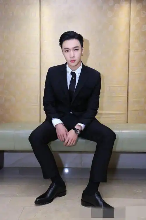 张艺兴披着紫粉色大衣帅气现身,造型亮眼!_网易订阅