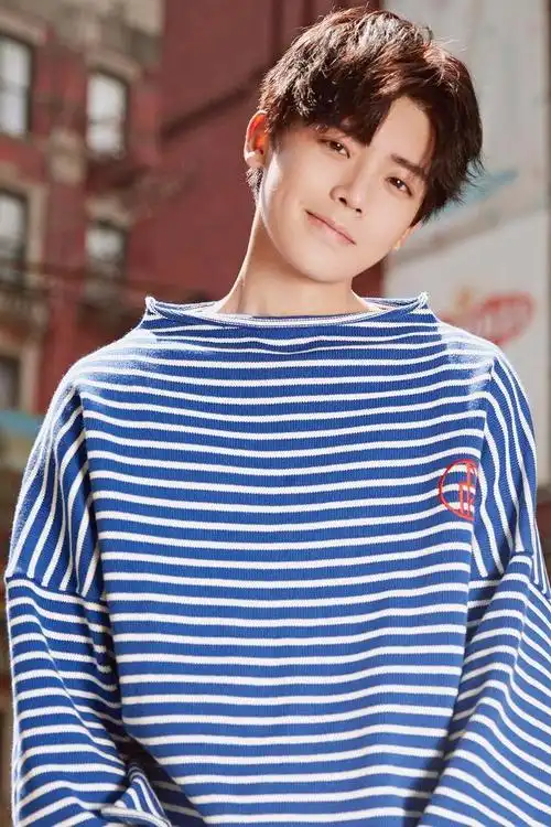 20岁的侯明昊被评为"金骨朵网络剧最受欢迎男演员",由他主演的《寒武